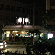 道路反対側よりパチリ。