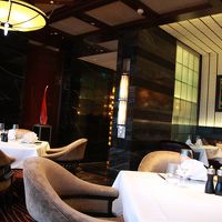 ホテル内のレストラン「ヴィタリカ」　ナプキンがマンダリン