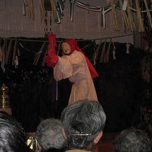 独特の雰囲気が漂う夜神楽見物