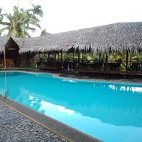 レストラン「フォレストガーデン」からプールを望む