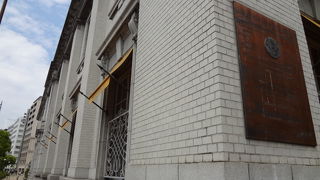 神戸郵船ビルの外壁にあります
