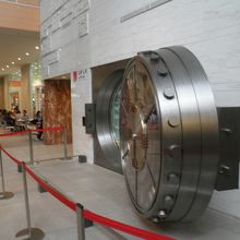 金庫の向こうに見えるのがコンビニ