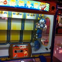 中国のクレーンゲーム。偽ドラ＊モンのぬいぐるみ。