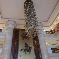 ロビーの豪華なシャンデリア