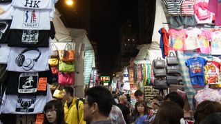 たくさんの露店が並ぶ「女人街」