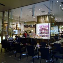 入口横にゴディバがあります