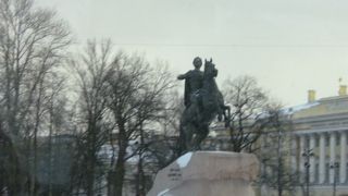 勇ましい騎馬像