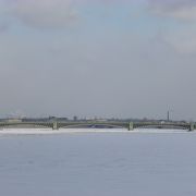 ネヴァ川に架かる大きな橋