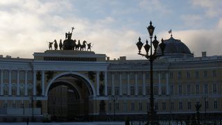 門と一体となった建物