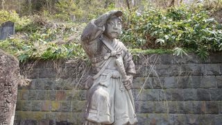 傍らに建つ城を眺める隊士の像が痛々しく感じられました