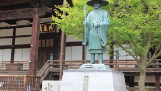 歴史を感じる大銀杏、朝鮮鐘があるよ～