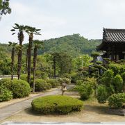 江戸時代の後期に、築庭された池泉観賞式庭園で、宇和島市の指定名勝