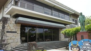 宇和島の伊達家に伝わる武具・甲冑や古文書などを展示する博物館