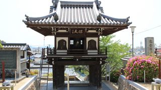 山門の釣鐘が迫力満点、三猿が待ってるよ～