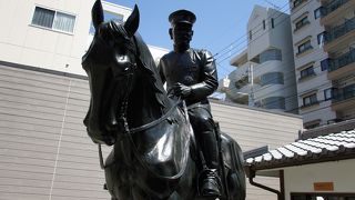 庭には好古の騎馬像に、真之の胸像