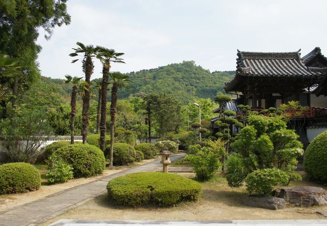 江戸時代の後期に、築庭された池泉観賞式庭園で、宇和島市の指定名勝