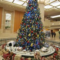 ロビーで写した大きなクリスマスツリー