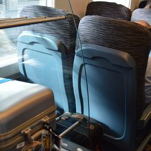 大きなスーツケースは、車内中程の荷物置き場へ