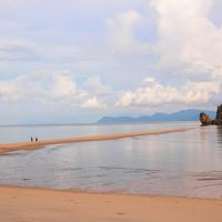 引き潮の時間帯は、沖まで歩くことができます