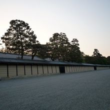 御所の壁　ともかく広い