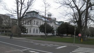 白く塗られた木造の古河記念講堂