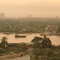 朝食会場から見えた、朝もやのサイゴン川
