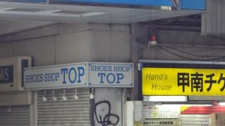 ノスタルジックな雰囲気も漂う商店街