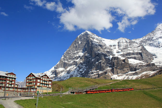 赤い登山鉄道とアイガー北壁。