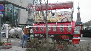 かわいい赤い幌馬車♪