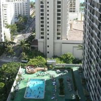 客室からプールデッキを望む