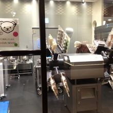 くま型のチョコ作成中