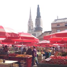 ドラチ市場と大聖堂