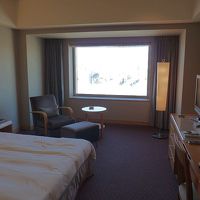 広めで落ちついた部屋です。