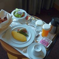 ルームサービスの朝食。