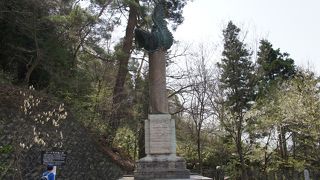 鷲の乗った碑はかなりの高さがあって目立ちます