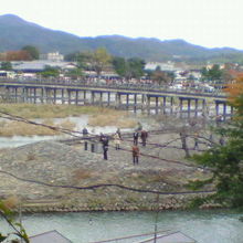 渡月橋や桂川、周りの中洲などを見渡せます。