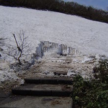 登山道の上の残雪。この先は、冬山の装備無しでは通行困難。