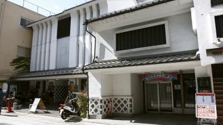 土蔵造りのお店が並ぶ