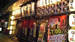 店頭は派手ですね・・「立ち呑み酒場 招き豚」～山形～