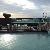 ロックバー。カウンターがガラスと思ったらアクリルだった。