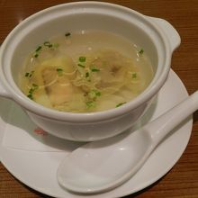ワンタンスープもあっさり系の味付けで美味しかったです