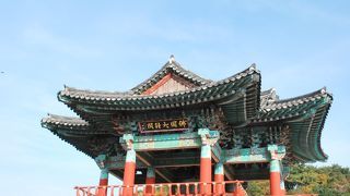 素晴らしい景色とともに鐘楼を