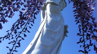 凛とそびえ立つ観音様