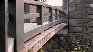 橋 になっているのは、皇居東御苑の入口から僅か5～6mの部分
