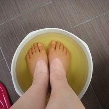 甘いお茶を飲みながら足湯