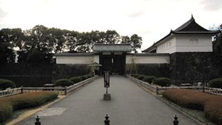 大手町一丁目と丸の内一丁目の間から、皇居東御苑に入る土橋