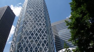 繭（コクーン）の形をした外観に目がひかれます。