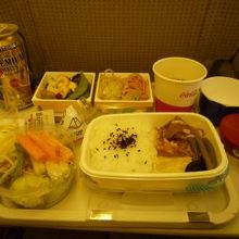 往路の機内食。