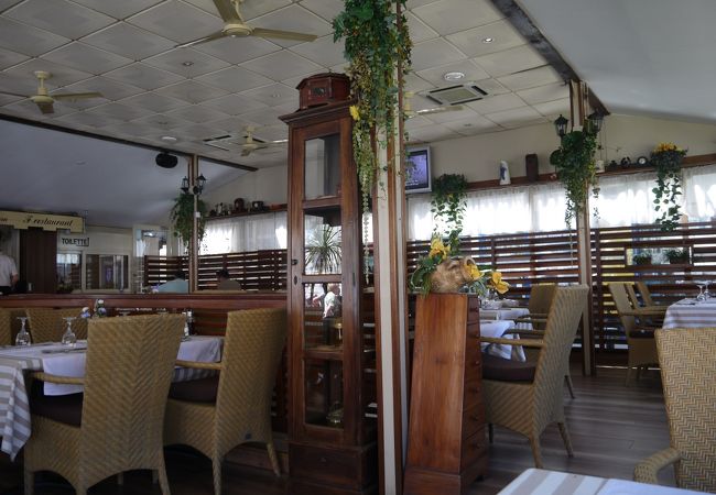 中心街の海辺のレストラン