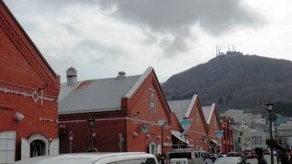 赤煉瓦の倉庫群はレトロな雰囲気いっぱい、買い物が終わればはこだてビールで乾杯